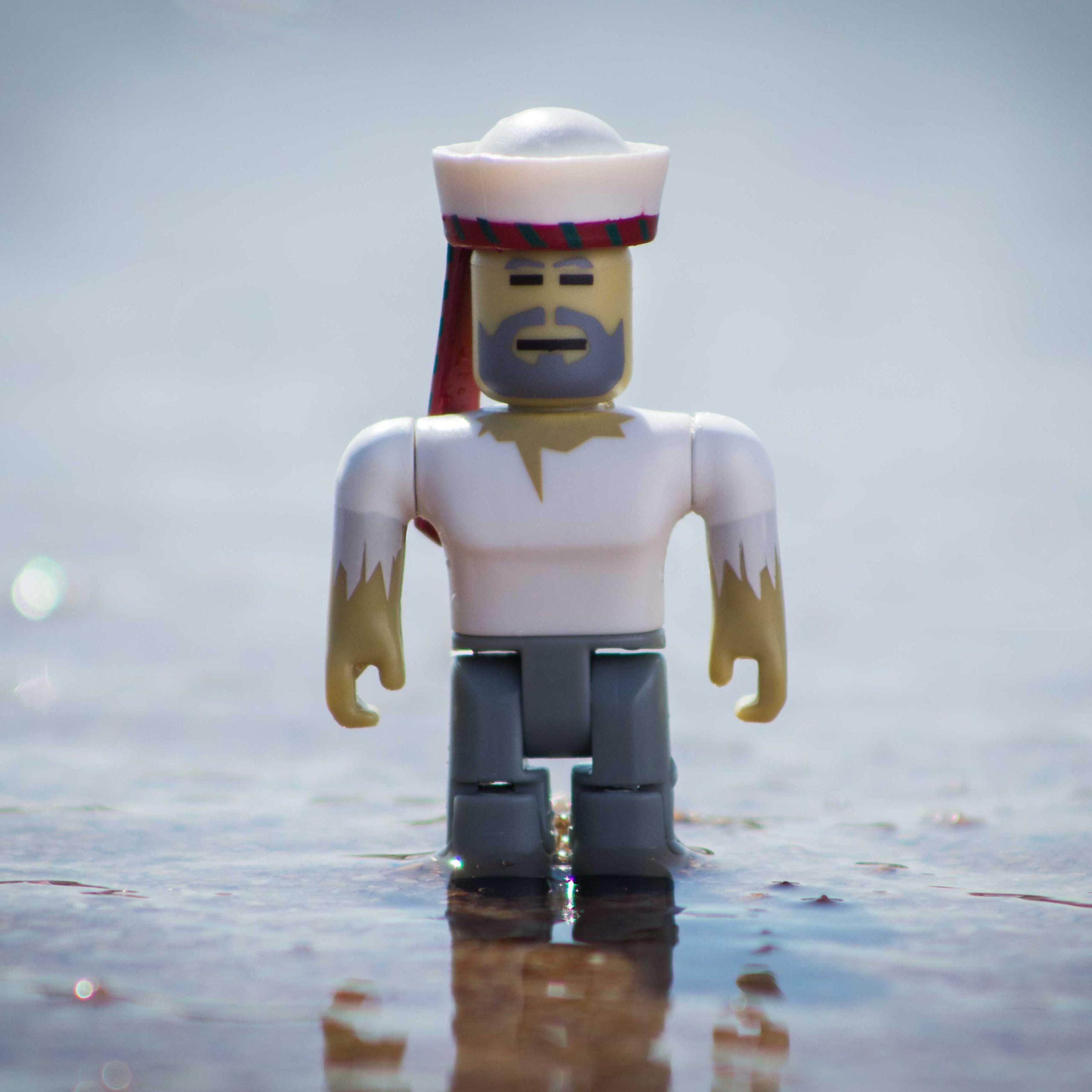Roblox "From The Vault" 20 Figure Action Collection with Exclusive Virtual Items